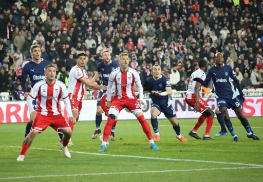 Trendyol Süper Lig: Sivasspor: 0 - Fenerbahçe: 1 (İlk yarı)
