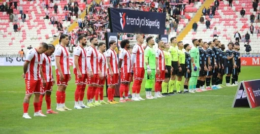 Trendyol Süper Lig: Sivasspor: 2 - Adana Demirspor: 1 (İlk yarı)
