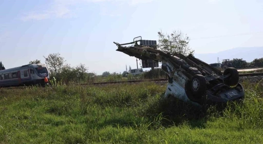 Trenin çarptığı kamyonet paramparça oldu
