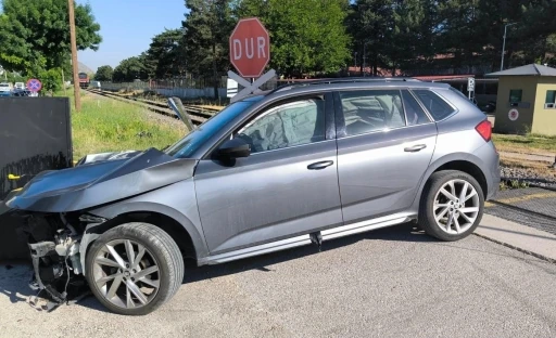 Trenin &ccedil;arptığı otomobilin s&uuml;r&uuml;c&uuml;s&uuml; yaralandı
