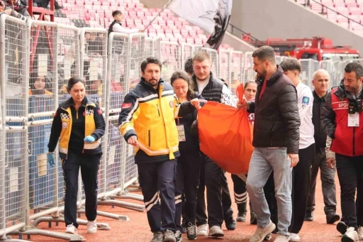 Trib&uuml;nde epilepsi n&ouml;beti ge&ccedil;iren taraftara sağlık ekipleri m&uuml;dahale etti
