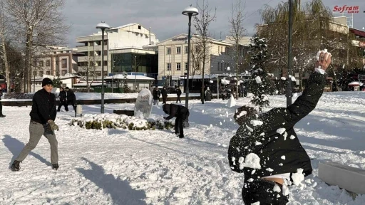 Tropikal misafirler kar yağışını g&ouml;r&uuml;nce mest oldu
