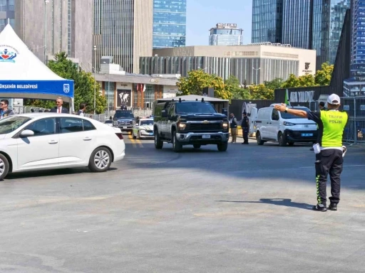 Trump &rsquo;Canavar&rsquo; ile otelden ayrıldı