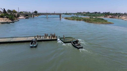 TSK ve Suriye ordusu, Fırat Nehri &uuml;zerinde y&uuml;zer k&ouml;pr&uuml; inşa etti
