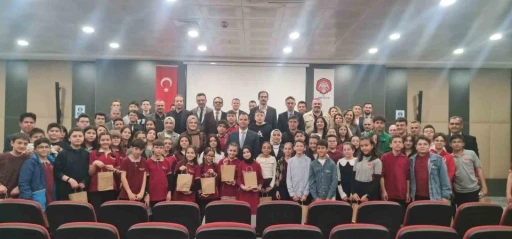 T&Uuml;BİTAK başarısı g&ouml;steren &ouml;ğrencilere valilikten hediye
