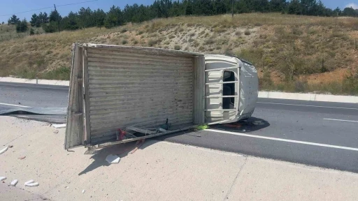 Tuğla y&uuml;kl&uuml; kamyonet devrildi: 4 yaralı
