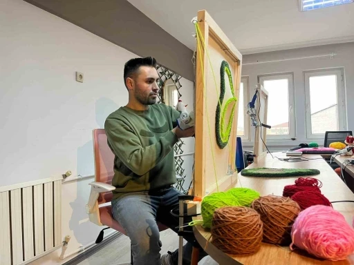 T&uuml;m birikimi ile a&ccedil;tığı halı dokuma at&ouml;lyesinde hayallerini kumaşa d&ouml;k&uuml;yor
