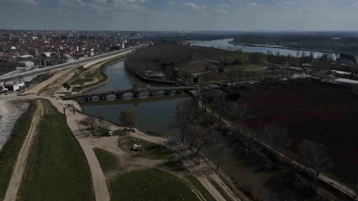 Tunca Nehri kıyısında toprak kayması: 50 metrelik alanda &ccedil;atlaklar oluştu
