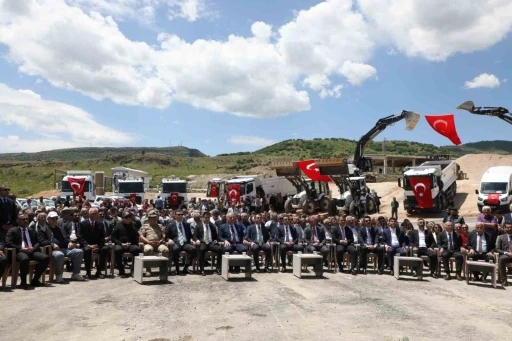 Tunceli&rsquo;de 120 kilometrelik sıcak asfalt hedefi i&ccedil;in ilk adım atıldı
