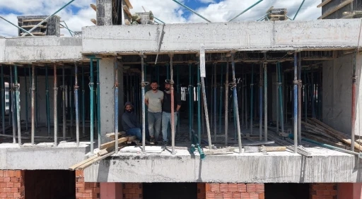 Tunceli&rsquo;de 19 Mayıs t&ouml;reni renkli anlara sahne oldu: İnşaatta halay &ccedil;ektiler
