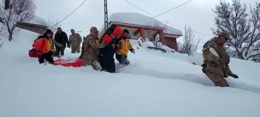 Tunceli&rsquo;de ekipler 1 kilometre y&uuml;r&uuml;d&uuml;, hasta hastaneye ulaştırıldı
