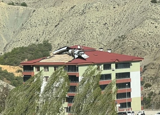 Tunceli’de etkili olan fırtına çatıları uçurdu
