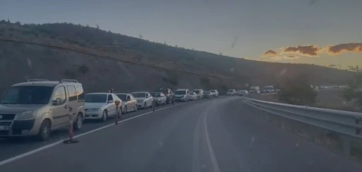 Tunceli’de feribot seferleri durduruldu: 3 kilometre araç kuyruğu oluştu
