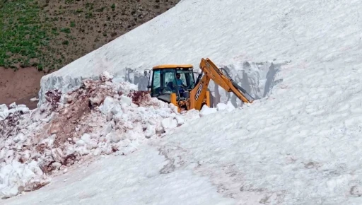 Tunceli&rsquo;de haziran ortasında karla m&uuml;cadele s&uuml;r&uuml;yor
