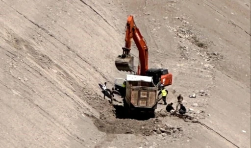 Tunceli’de kamyon şarampole yuvarlandı: 1 yaralı
