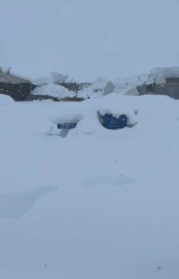 Tunceli&rsquo;de kar y&uuml;k&uuml;ne dayanamayan iş yerinin &ccedil;atısı &ccedil;&ouml;kt&uuml;
