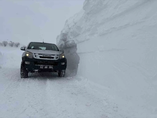 Tunceli&rsquo;de karla m&uuml;cadele &ccedil;alışmaları gece g&uuml;nd&uuml;z s&uuml;r&uuml;yor

