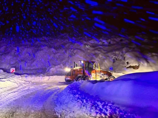 Tunceli&rsquo;de karla m&uuml;cadele gece-g&uuml;nd&uuml;z s&uuml;r&uuml;yor

