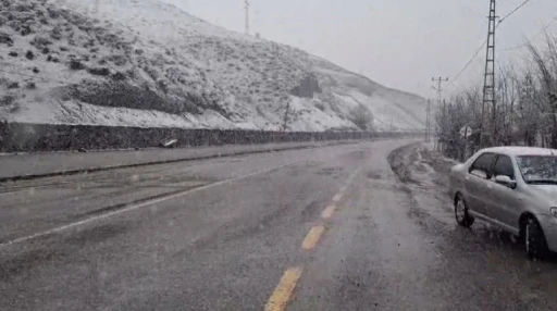 Tunceli’de, nisan ayında kar yolları kapattı
