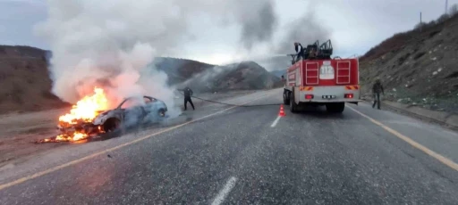 Tunceli’de seyir halindeki araç alev aldı
