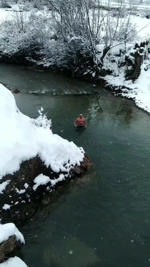 Tunceli&rsquo;de sıra dışı anlar: Aynı vadide su samurları ve buz gibi suda y&uuml;zen gen&ccedil;ler dikkat &ccedil;ekti
