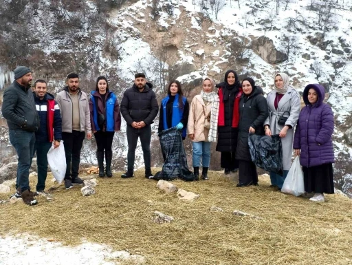 Tunceli&rsquo;de soğuk kışa sıcak dokunuş: Gen&ccedil;ler yaban hayatı i&ccedil;in seferber oldu
