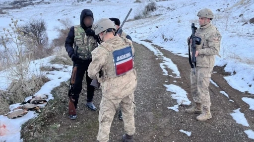 Tunceli&rsquo;de su&ccedil;a ge&ccedil;it yok: Ka&ccedil;ak avcılara ceza kesilirken ter&ouml;r ş&uuml;phelisi tutuklandı
