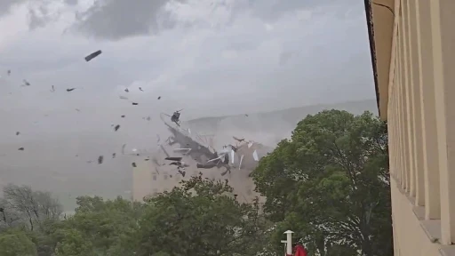 Tunceli’deki fırtınada çatı saniyeler içerisinde parçalandı
