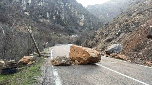 Tunceli-Erzincan karayoluna dev kaya parçaları düştü
