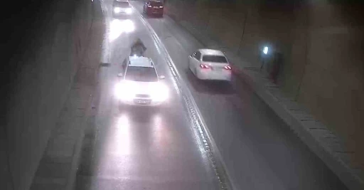 T&uuml;nelde bir anda duran otomobile motosiklet &ccedil;arptı: Kaza anı kamerada
