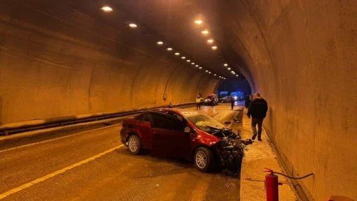T&uuml;nelde iki otomobil &ccedil;arpıştı: 7 yaralı
