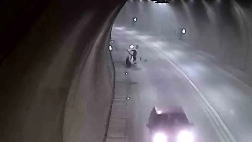 T&uuml;nelde motosikletle takla attı, bir dakika sonra yoluna devam etti
