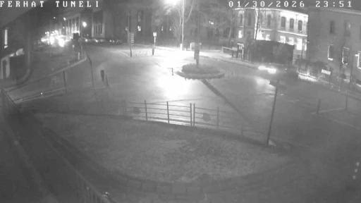 T&uuml;nelden hızla &ccedil;ıkıp binanın duvarına &ccedil;arptı
