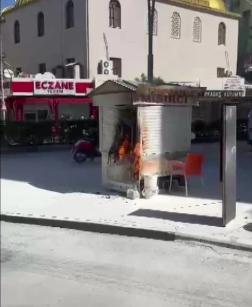 Tüplü seyyar mısır arabası yandı, ilk müdahaleyi vatandaş yaptı
