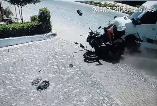 Tur midib&uuml;s&uuml;yle &ccedil;arpışan motosiklettekiler yola savruldu
