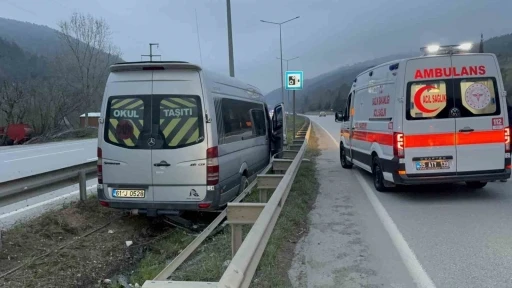 Tur minib&uuml;s&uuml; kaza yaptı: 4 yaralı
