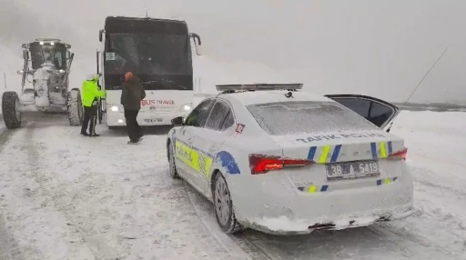 Tur otob&uuml;s&uuml;nde donma tehlikesi ge&ccedil;iren 44 kişi kurtarıldı
