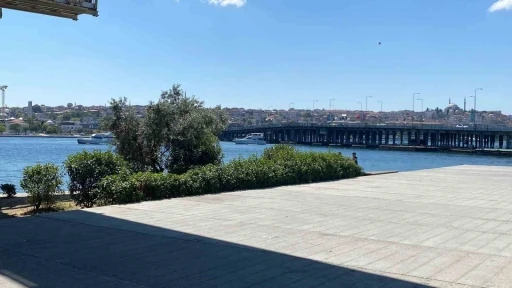 Tur teknesi k&ouml;pr&uuml;n&uuml;n ayağına &ccedil;arptı, dengesini kaybeden personel suya d&uuml;şt&uuml;

