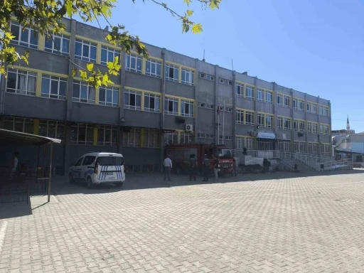Turgutlu’da 3 çocuk okulda mahsur kaldı
