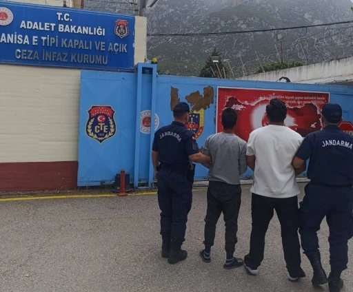 Turgutlu’da aranan 2 şahıs jandarmadan kaçamadı

