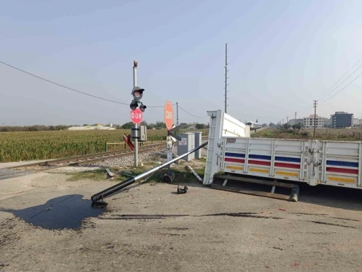 Turgutlu’da hemzemin geçitte kaza: Kamyonetin kasası koptu
