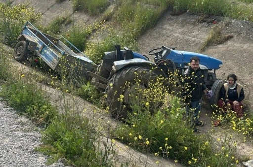 Turgutlu&rsquo;da &ouml;n lastiği fırlayan trakt&ouml;r takla attı: 2 yaralı
