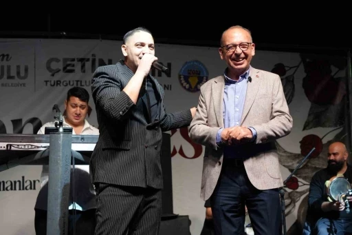 Turgutlu&rsquo;da &lsquo;Roman Gecesi&rsquo; ile eğlence zirveye &ccedil;ıktı
