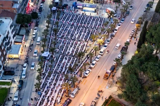 Turgutlu&rsquo;da y&uuml;zlerce kişi iftar sofrasında buluştu
