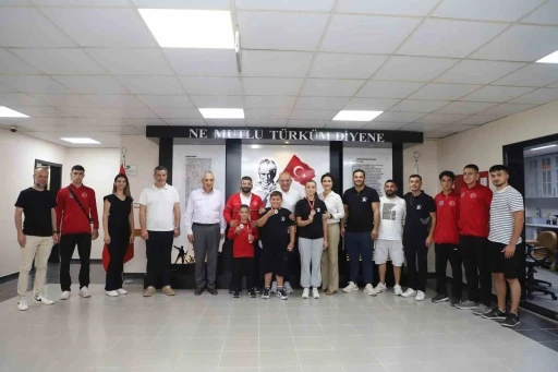 Turgutlulu şampiyon güreşçilerden Başkan Akın’a ziyaret
