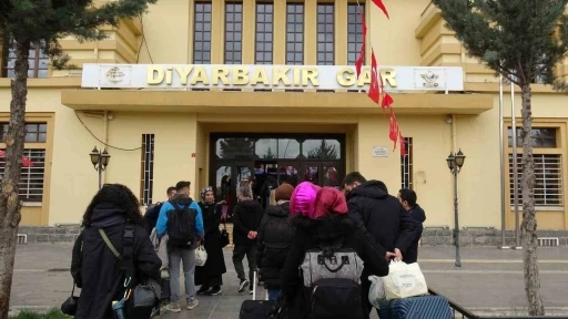 ’Turistik Diyarbakır Ekspresi’yle gelen ziyaretçiler kenti öve öve bitiremedi
