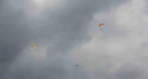 Turistler Uzung&ouml;l&rsquo;&uuml; g&ouml;ky&uuml;z&uuml;nden keşfediyor
