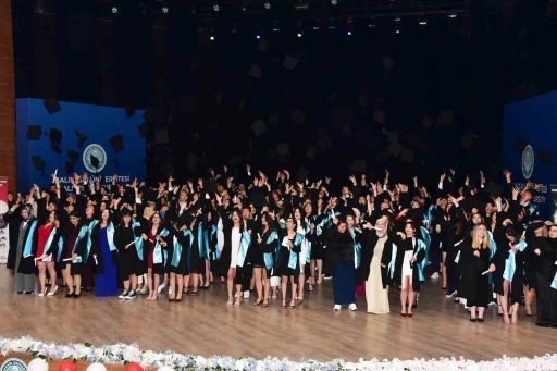 Turizm Fak&uuml;ltesinde mezuniyet coşkusu
