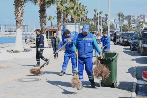 Turizm kenti Kuşadası, bayrama hazırlandı
