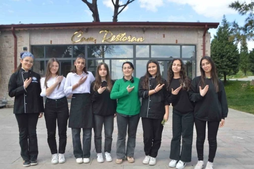 Turizm öğrencileri işitme engelliler için işaret dili öğrendi
